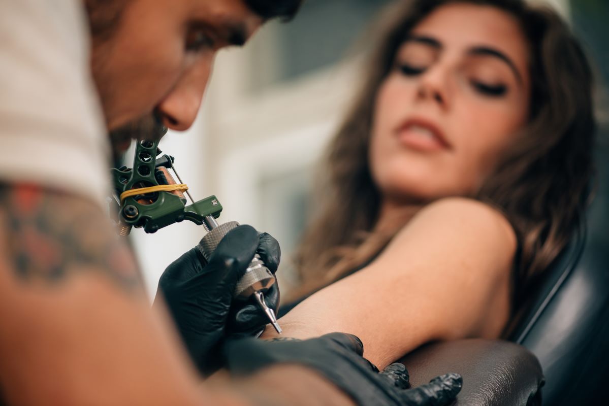 Jakie meble wybrać do salonu tatuażu? Sprawdź, w co musisz się zaopatrzyć
